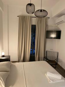 a bedroom with a bed and a lamp at Shanti Rooms in Valencia
