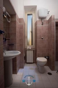 een badkamer met een wastafel en een toilet. bij Casa Vacanze Al Curvone in Lido di Ostia