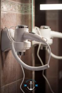 een telefoon aangesloten op een muur in een badkamer bij Casa Vacanze Al Curvone in Lido di Ostia