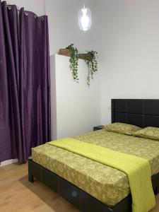 1 dormitorio con cama y cortinas moradas en Aluche Aparment A, en Madrid