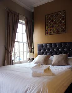 Gallery image of Tilted Wig in Warwick