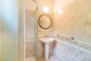 W łazience znajduje się umywalka, prysznic i lustro. w obiekcie Room Mariza w Rabacu