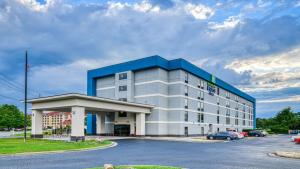 um hotel com um edifício azul e branco em Holiday Inn Express Hotel & Suites Pigeon Forge, an IHG Hotel em Pigeon Forge