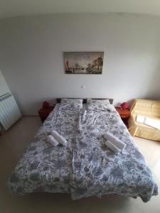 Villa Kubo في لوفران: غرفة نوم عليها سرير ووسادتين