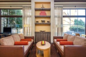 uma sala de estar com dois sofás e uma mesa em La Quinta by Wyndham Atlanta Ballpark/Galleria em Atlanta