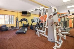 um ginásio com várias passadeiras e equipamento de exercício em La Quinta by Wyndham Atlanta Ballpark/Galleria em Atlanta