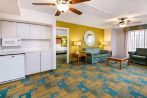 La Quinta Inn by Wyndham Amarillo West Medical Center في أماريلو: غرفة معيشة مع مطبخ وغرفة معيشة