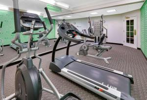 een fitnessruimte met loopbanden en crosstrainers bij La Quinta by Wyndham Dallas North Central in Dallas