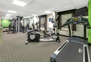 La Quinta by Wyndham Dallas - Addison Galleria tesisinde fitness merkezi ve/veya fitness olanakları