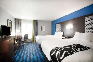 เตียงในห้องที่ La Quinta Inn by Wyndham St. Louis Hazelwood - Airport North