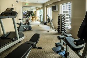 Fitness centrum a/nebo fitness zařízení v ubytování Bolton Hotel