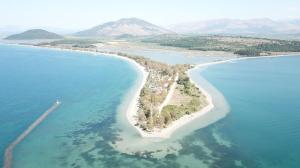 伊古迈尼察Camping Drepanos的海洋中岛屿的鸟瞰图