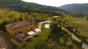 an aerial view of a house with a yard at Al Castello in San Severino Marche