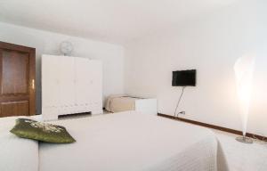 ヴェネツィアにあるSILVIA'S HOMEの白いベッドルーム(ベッド1台、テレビ付)