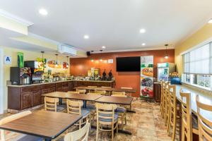 un restaurante con mesas, sillas y una barra en Quality Inn Escondido Downtown, en Escondido