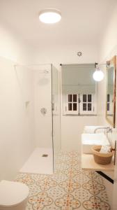 ein Badezimmer mit Dusche, Toilette und Waschbecken in der Unterkunft Casa Branca in Ericeira
