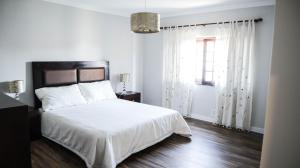 ein weißes Schlafzimmer mit einem Bett und einem Fenster in der Unterkunft Casa Branca in Ericeira + 28 Fotos