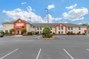 un aparcamiento vacío frente a un hotel en Econo Lodge, en Brunswick