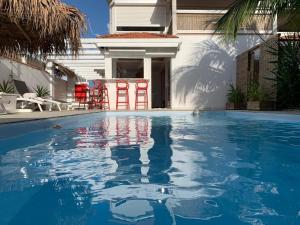 una piscina davanti a una casa di Canne à sucre Martinique a Sainte-Luce