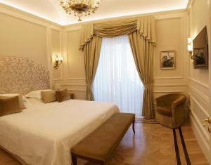 Postel nebo postele na pokoji v ubytování Grand Hotel Excelsior Vittoria