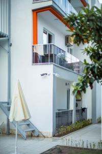 ein weißes Gebäude mit einem Balkon und einer Treppe in der Unterkunft Belsun Hotel in Beldibi
