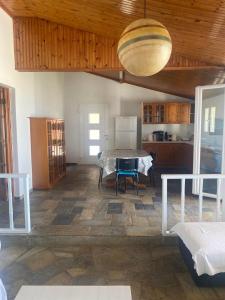 uma sala de estar com uma mesa e uma cozinha em Villa Evdokia em Katakolo