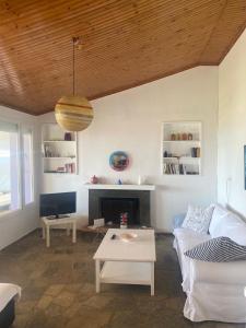 uma sala de estar com um sofá e uma mesa em Villa Evdokia em Katakolo