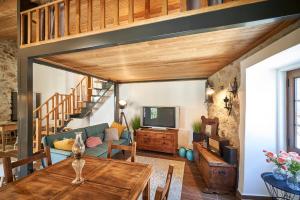 a living room with a table and a couch at Casa Fonte da Mina in Fund�o