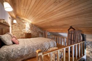 a bedroom with a bed and a wooden ceiling at Casa Fonte da Mina in Fund�o