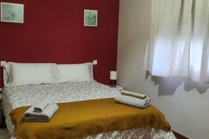 a bedroom with a bed with two towels on it at CASA RURAL LAS TRAVIESAS 2 in Candeleda