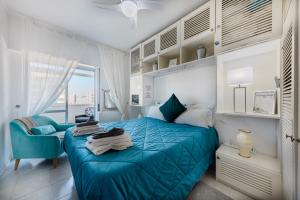 Säng eller sängar i ett rum på 2 Room Condo - 5 mins from Costa da Caparica Beach & Bars