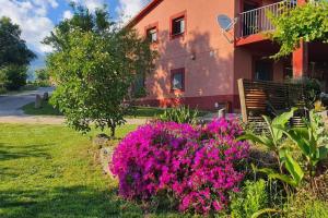 坎德萊達的住宿－CASA RURAL LAS TRAVIESAS 2，前面有粉红色花的房子