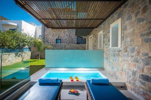 赫索尼索斯的住宿－巴薩米克傳統套房酒店，一座房子后院的游泳池