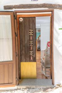 une porte ouverte menant à une pièce avec une chaise dans l'établissement Casita Collado 1, à Alájar
