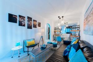 un soggiorno con sedie blu e un divano di 2 Room Condo - 5 mins from Costa da Caparica Beach & Bars a Costa da Caparica