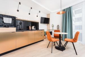 Kuchyň nebo kuchyňský kout v ubytování InPoint Apartments G11 near Old Town & Kazimierz District & Parking Option