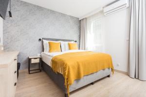 Postel nebo postele na pokoji v ubytování InPoint Apartments G11 near Old Town & Kazimierz District & Parking Option