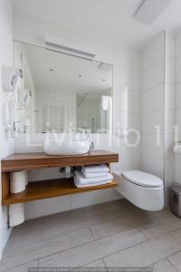 ein Badezimmer mit Waschbecken, Toilette und Spiegel in der Unterkunft Apartament Czarna Góra Sienna LIV in Heudorf