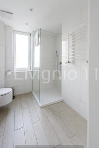 ein weißes Badezimmer mit Dusche und Toilette in der Unterkunft Apartament Czarna Góra Sienna LIV in Heudorf + 18 Fotos