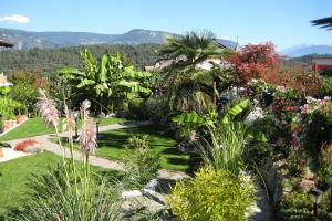 A garden outside Residence Kronstein - Fewo 2