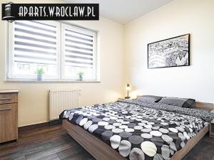 Cama o camas de una habitación en Aparts Wroclaw Promenady Wrocławskie