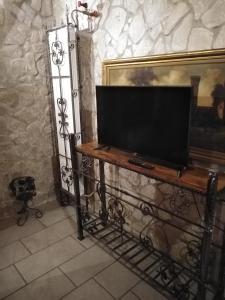 un televisor sentado en un stand en una habitación en Castle House, en Cremona