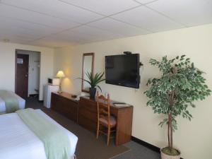 Postel nebo postele na pokoji v ubytování St Andrews Inn & Suites