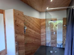 A bathroom at Exklusiv Apartment Sonnenalp