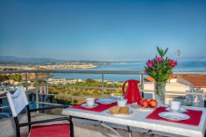 een tafel met eten en uitzicht op de oceaan bij Modern House with Sea View in Chania