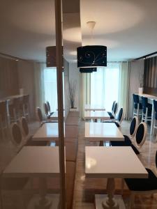 een rij tafels en stoelen in een kamer bij Apartments and Rooms Grand Palazzo in Budva