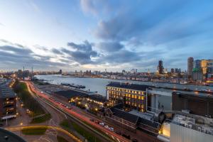 - une vue sur une ville avec une rivière et des bâtiments dans l'établissement ART Hotel Rotterdam-Fully Renovated, à Rotterdam