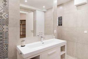a white bathroom with a sink and a mirror at NEW GRAN ESTUDIO A ESTRENAR CENTRO de MADRID in Madrid