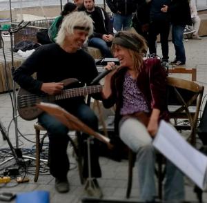 Ein Mann und eine Frau spielen Gitarre in der Unterkunft Casalado in El Saltador Bajo