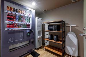 札幌市にあるONSEN RYOKAN 由縁 札幌の- ソーダボトルの自動販売機(客室内)